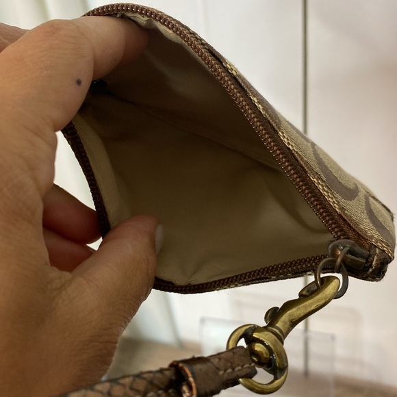 💚 Coach Tan and Brown Signature C’s Wristlet - Picture 5 of 5
